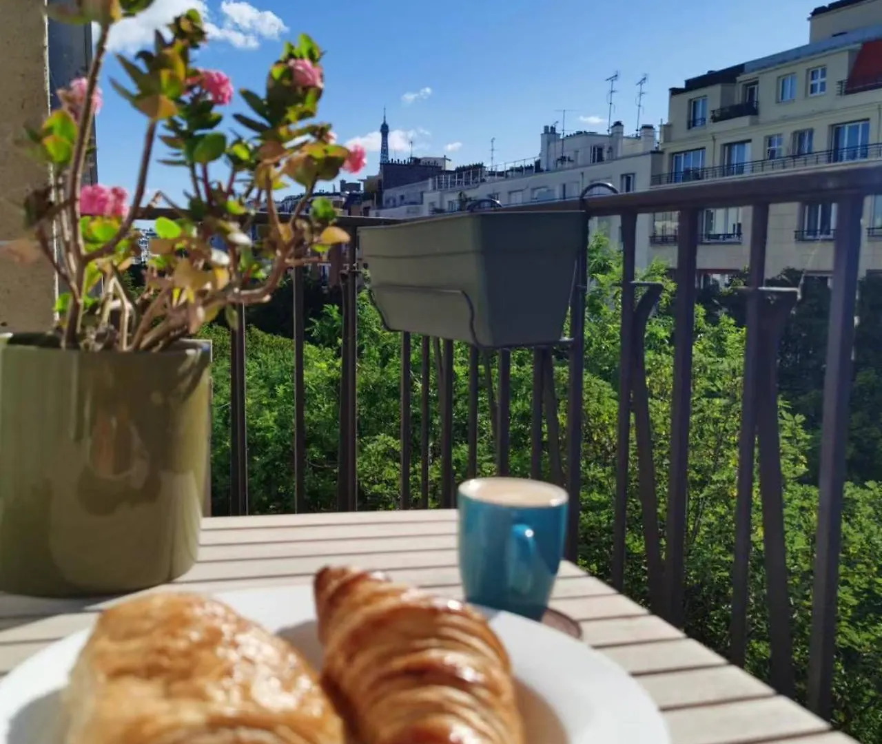 16th 2 Bedrooms Near Eiffel Tower Renovated Balcony 2-4 Person Apartment *