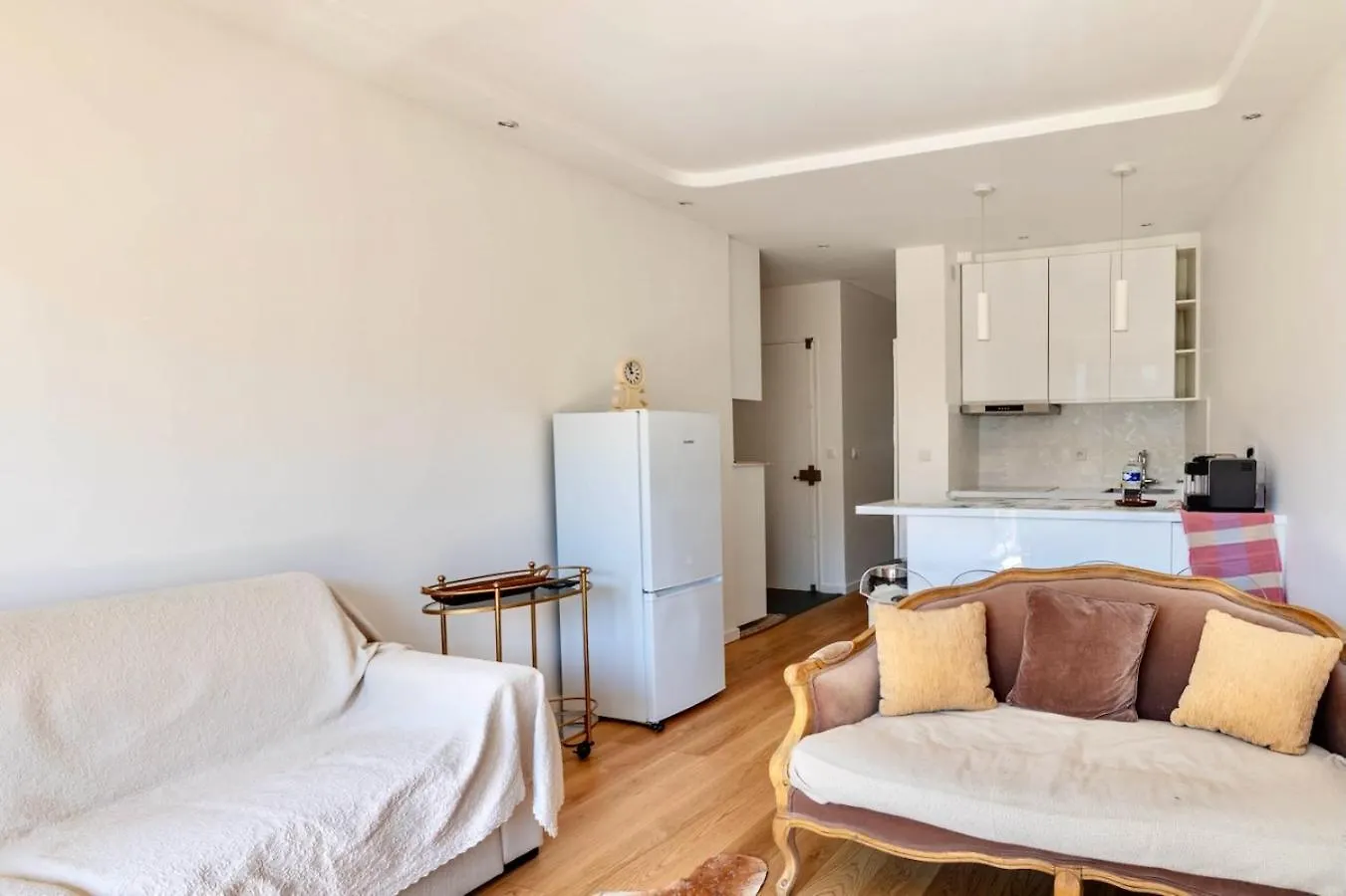 16th 2 Bedrooms Near Eiffel Tower Renovated Balcony 2-4 Person Apartment *