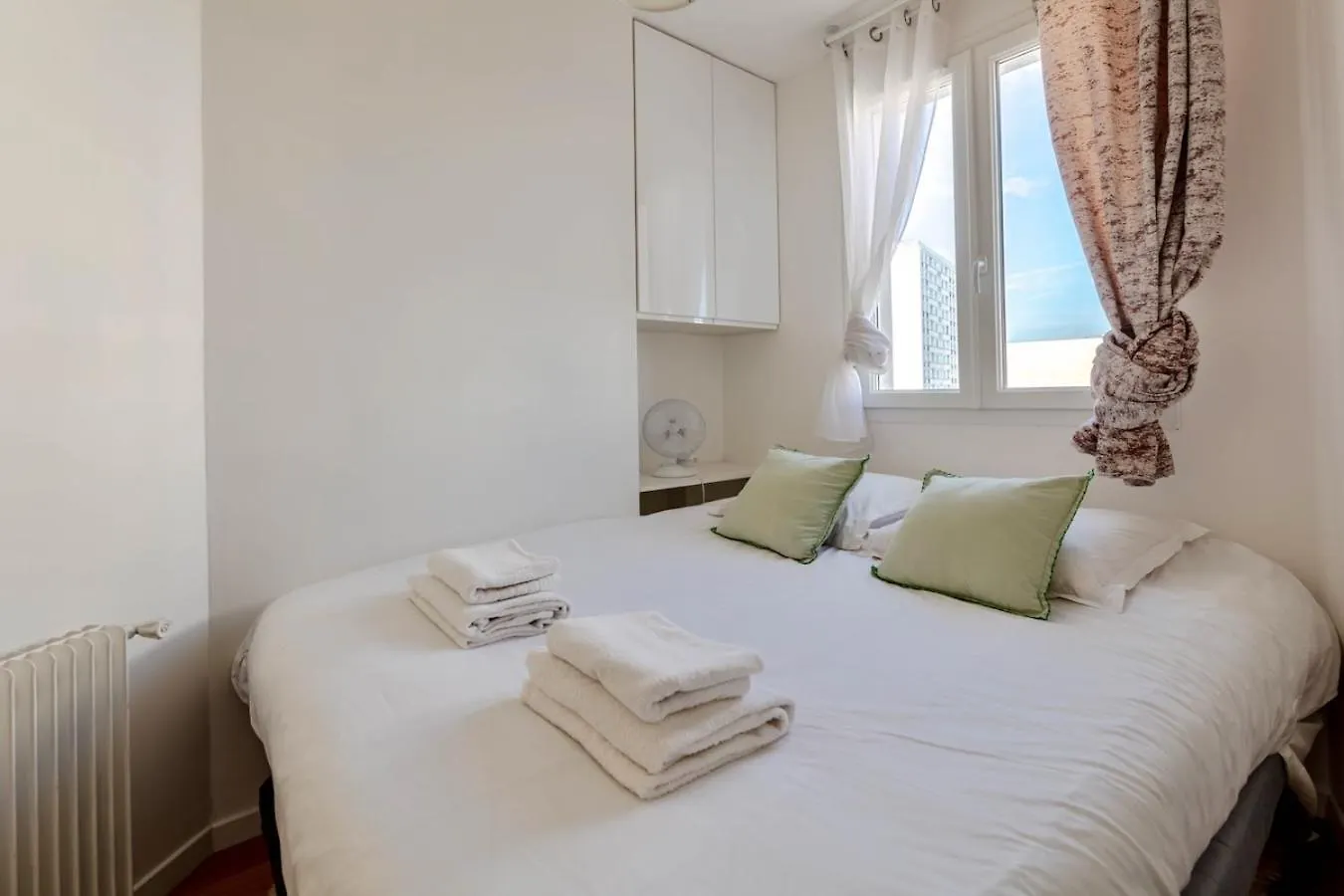 16th 2 Bedrooms Near Eiffel Tower Renovated Balcony 2-4 Person Paris